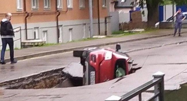 Rusya’da otomobil asfaltın çökmesiyle çukura düştü