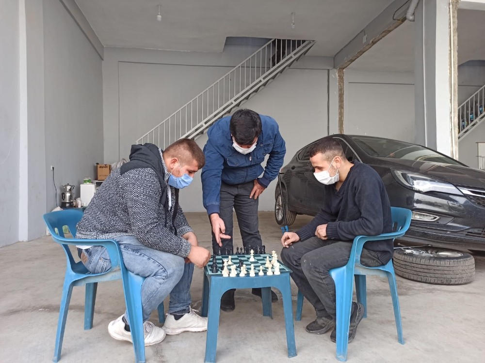 Bir taraftan araçları tamir ediyor, diğer taraftan satranç oynuyorlar