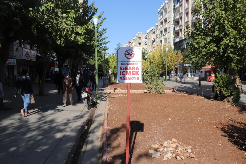 Siirt Belediyesi vatandaşları korona virüse karşı levha ve pankartlarla uyarıyor