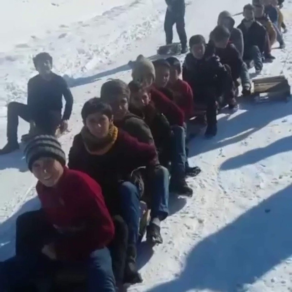 Çocuklar karın keyfini kayarak çıkardı