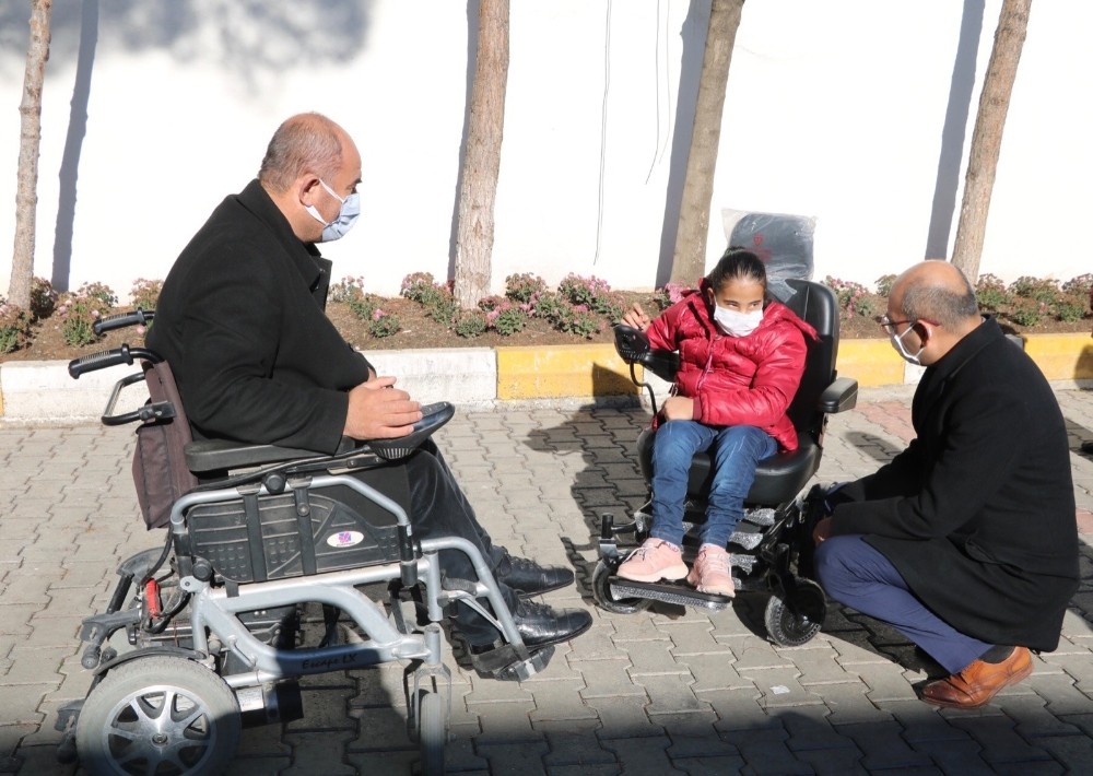 Kurtalan Kaymakamı Aydın, engelli genç kıza akülü sandalye hediye etti