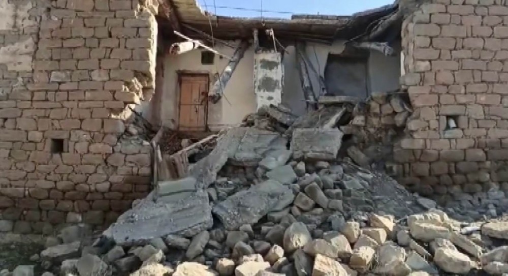 Siirt’teki depremde tek katlı 2 evin farklı bölümleri yıkıldı