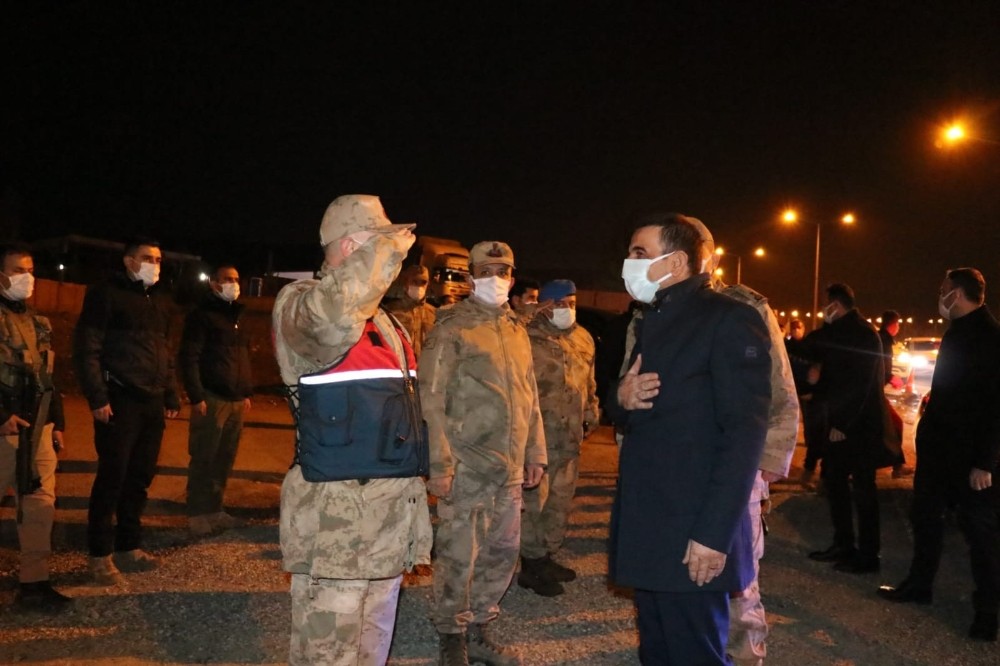 Siirt Valisi Hacıbektaşoğlu, kontrol noktalarındaki güvenlik güçlerinin yeni yılını kutladı