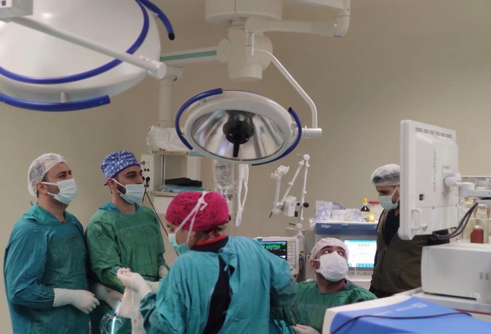 Siirt’te 5 yaşındaki hastaya laparoskopik nefrektomi ameliyatı yapıldı