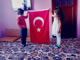 Siirt’te köy öğrencileri bayrak töreni eşliğinde İstiklal Marşını okudu