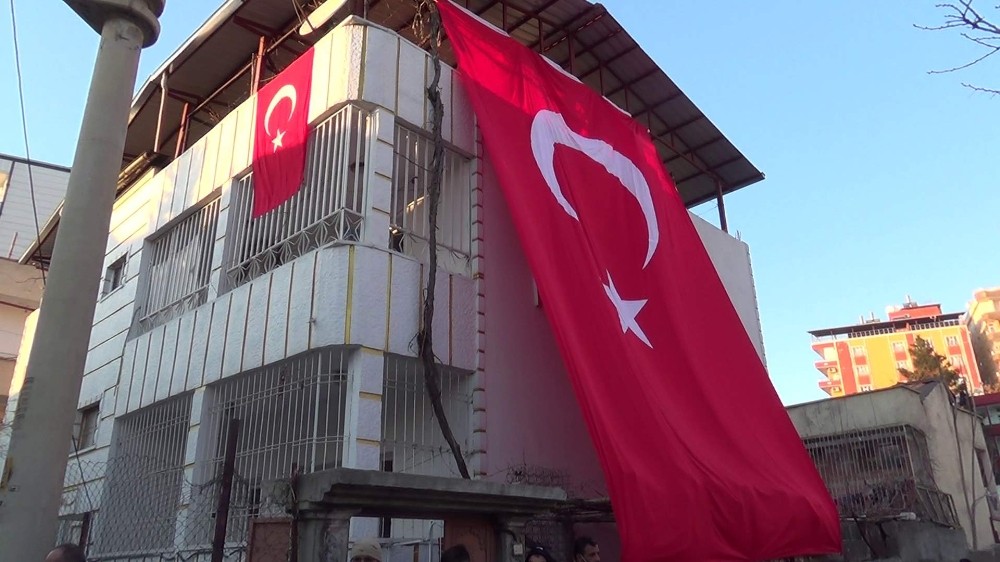 Siirtli şehidin evine dev Türk bayrağı asıldı