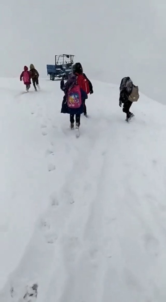 Siirt’te kar ve tipi çocukları eğitimden alıkoyamadı