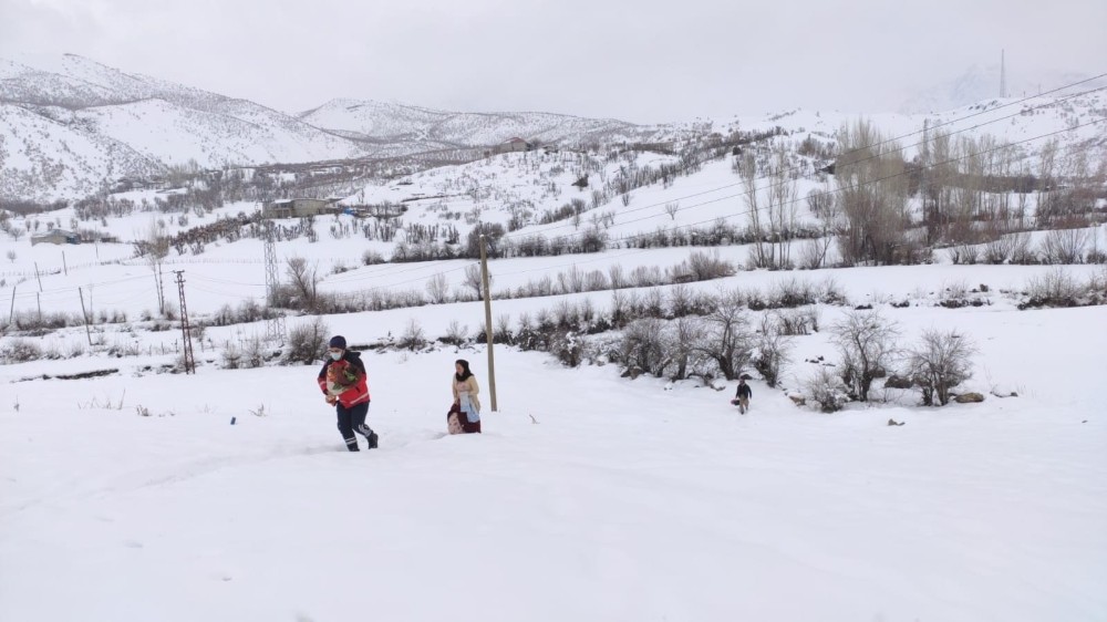 Siirt’te kar yolları kapattı, UMKE ekipler 1 yaşındaki bebek için seferber oldu