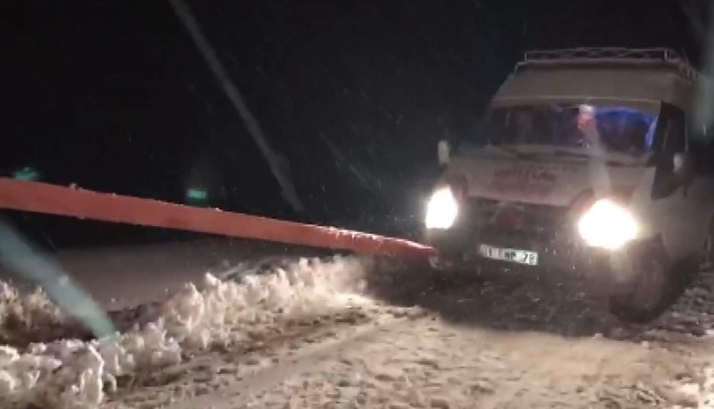Karda mahsur kalan yolcu minibüsü kurtarıldı