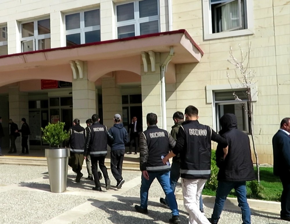 Siirt’te çeşitli suçlardan araması bulunan 8 zanlı yakalandı