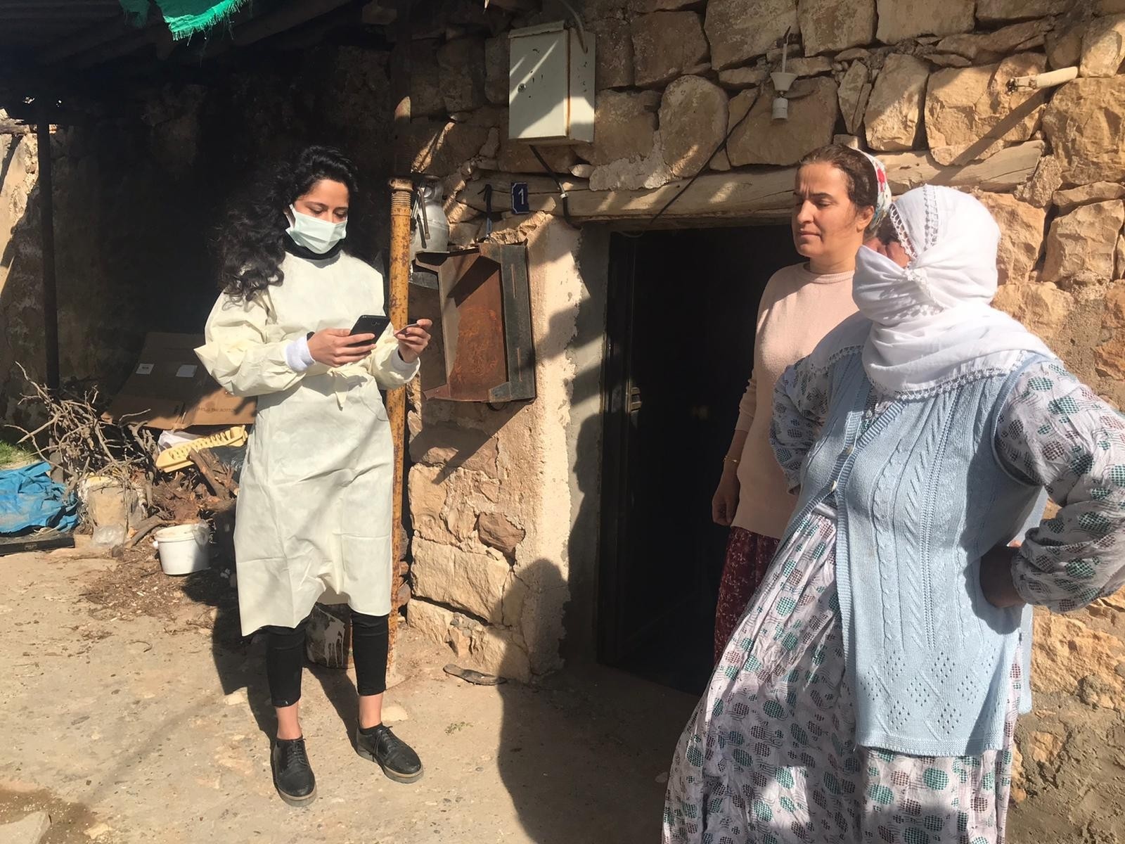 Vaka sayılarının düşmediği Siirt’te sağlık ekipleri kapı kapı gezerek aşılama çalışmalarına başladı