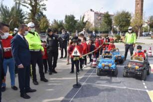 Mobil trafik eğitim tırı Siirt’te öğrencilerle buluştu