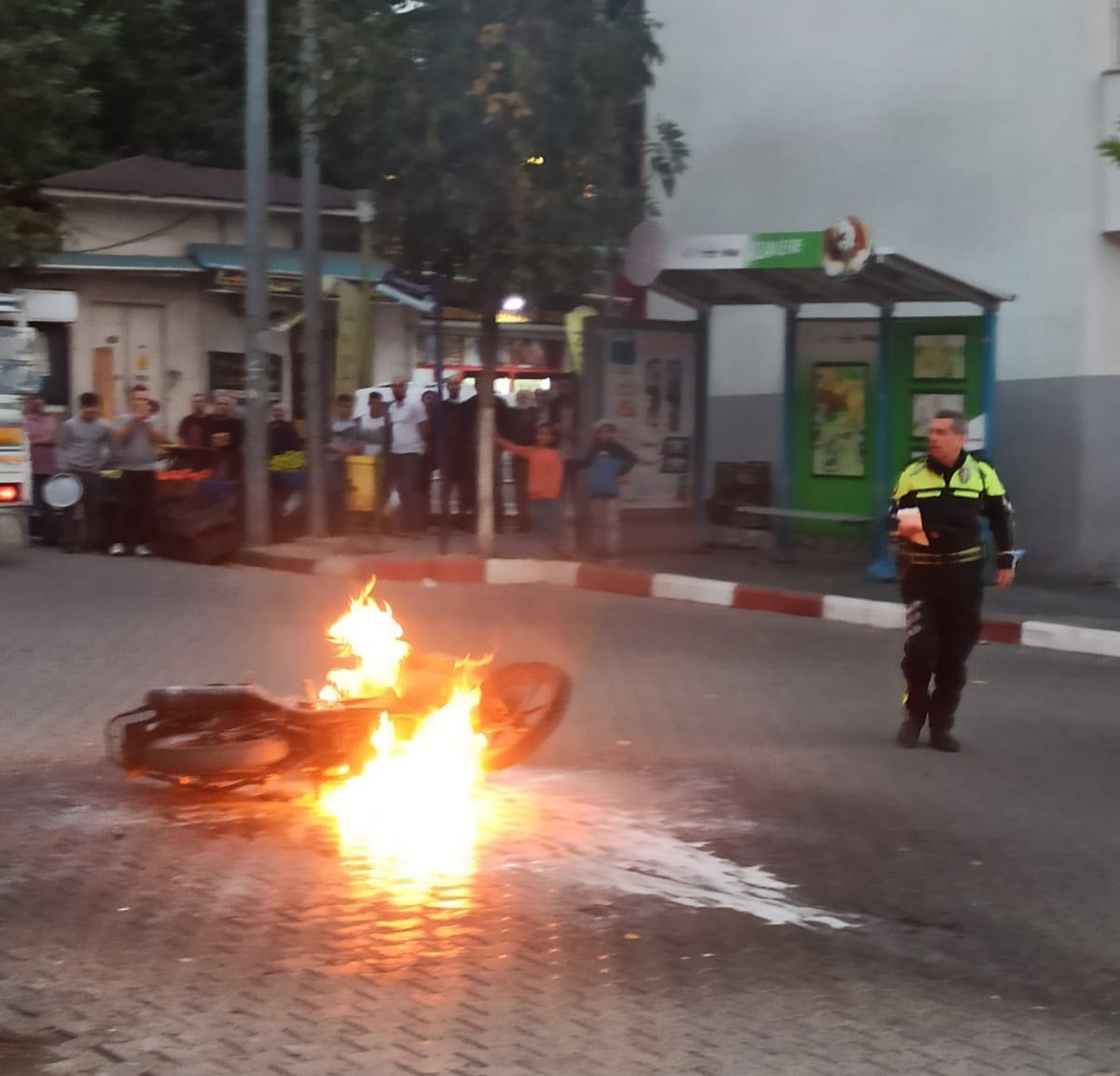 Siirt’te ceza kesilen sürücü motosikletini ateşe verdi