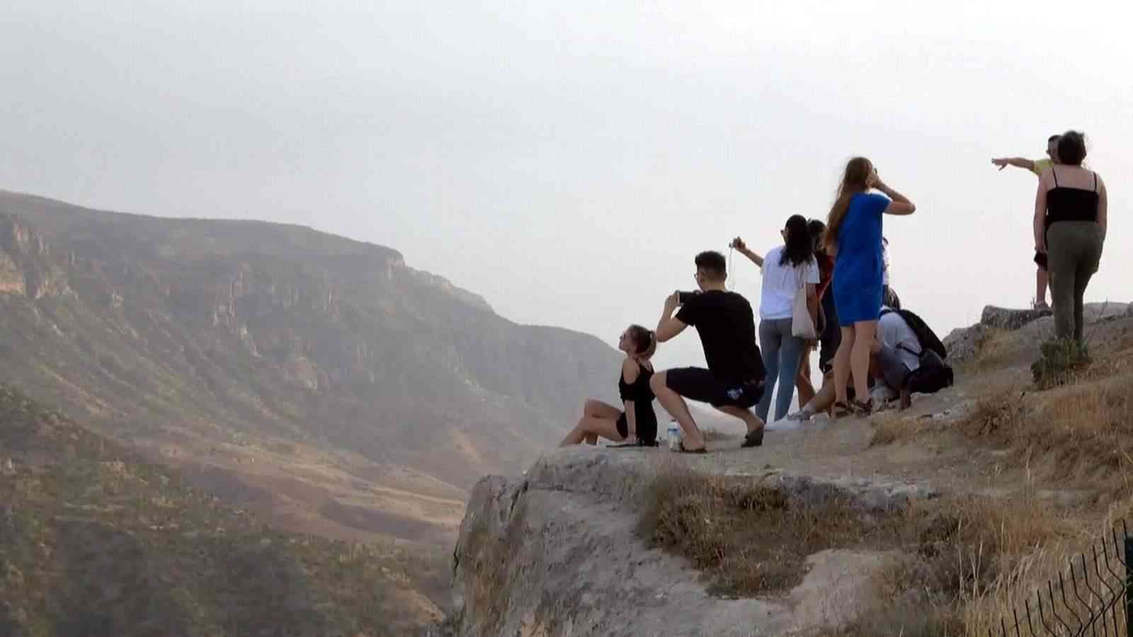 Siirt’te gençler ölüme aldırış etmeden uçurumun kenarında fotoğraf çekiniyor