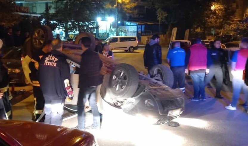 Siirt’te park halindeki otomobile çarpan araç takla attı: 2 yaralı