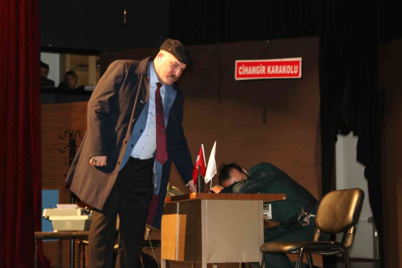 Türkiye’de bir ilk, Siirt Emniyet Müdürü Yılmaz, tiyatro sahnesinde rol aldı