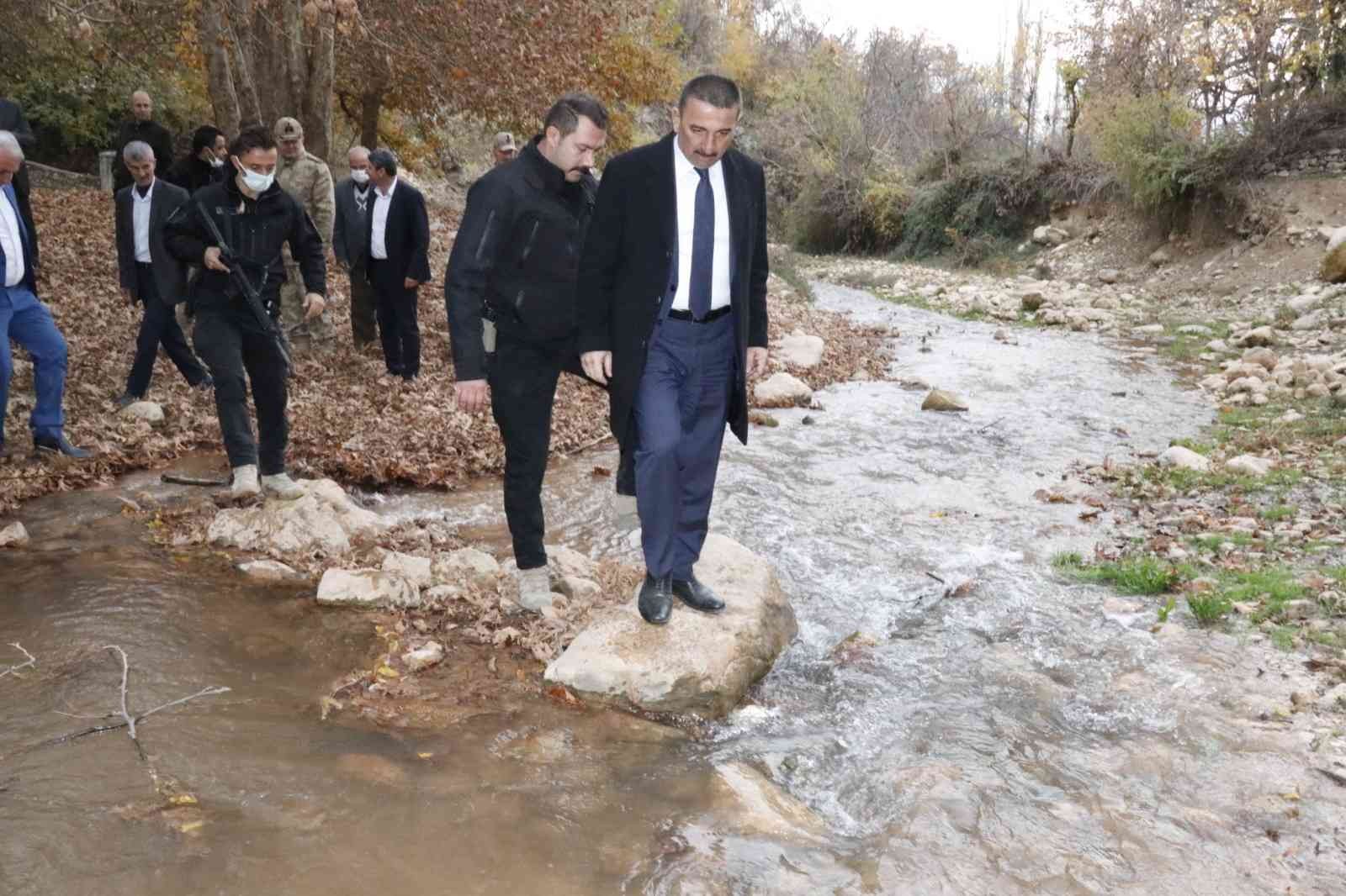 Siirt Valisi Hacıbektaşoğlu, yol sorununu yerinde inceledi