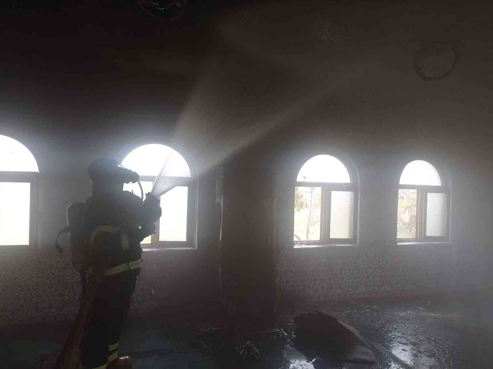 Siirt’te camide çıkan yangın itfaiye ekiplerince söndürüldü