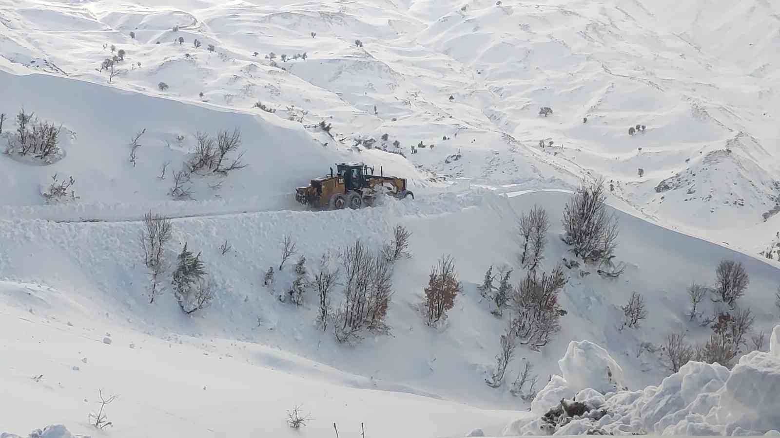Siirt’te kar ve tipi nedeniyle kapanan 41 köy yolu ulaşıma açıldı