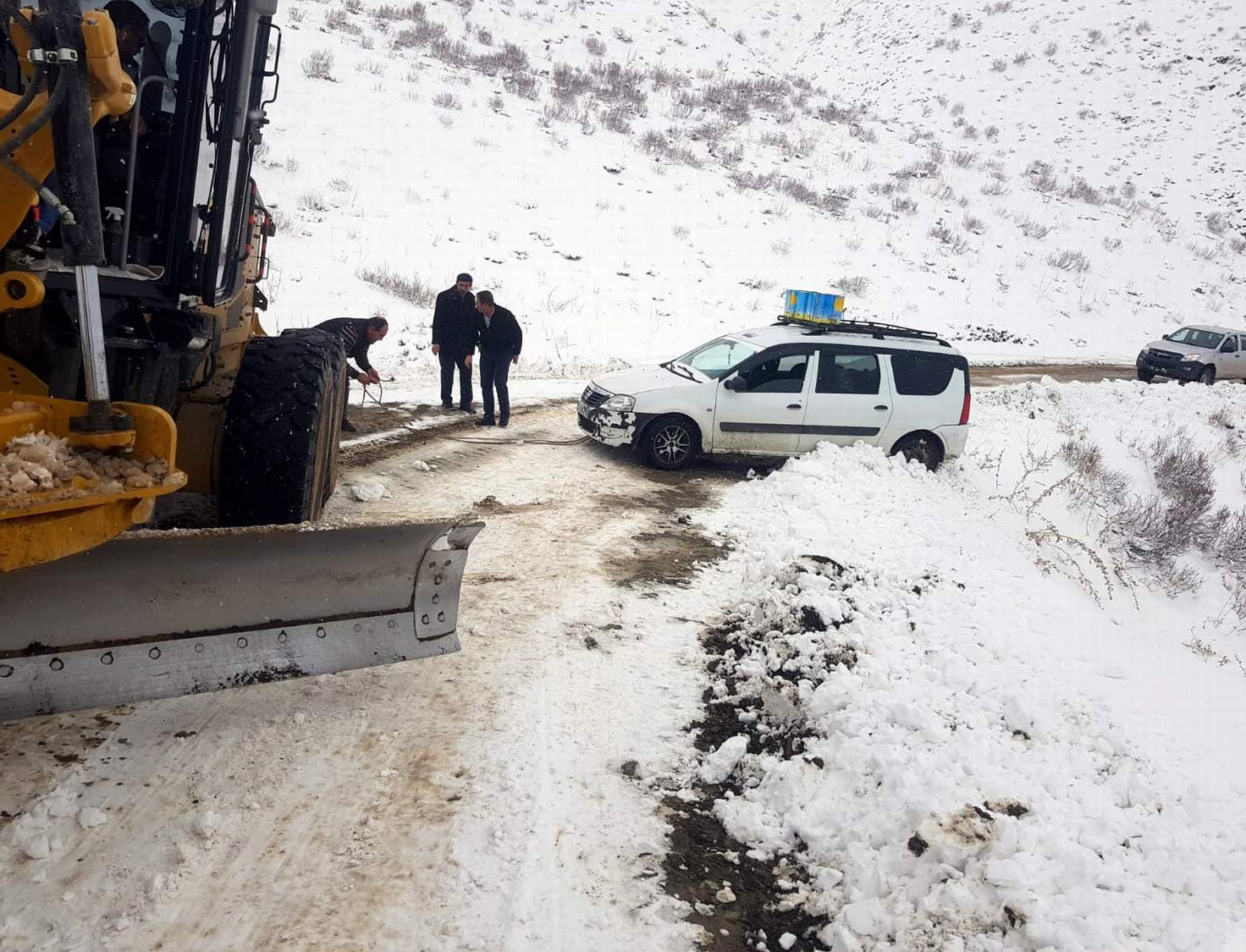 Siirt’te kar yağışı nedeniyle yolda mahsur kalan araçlar kurtarıldı