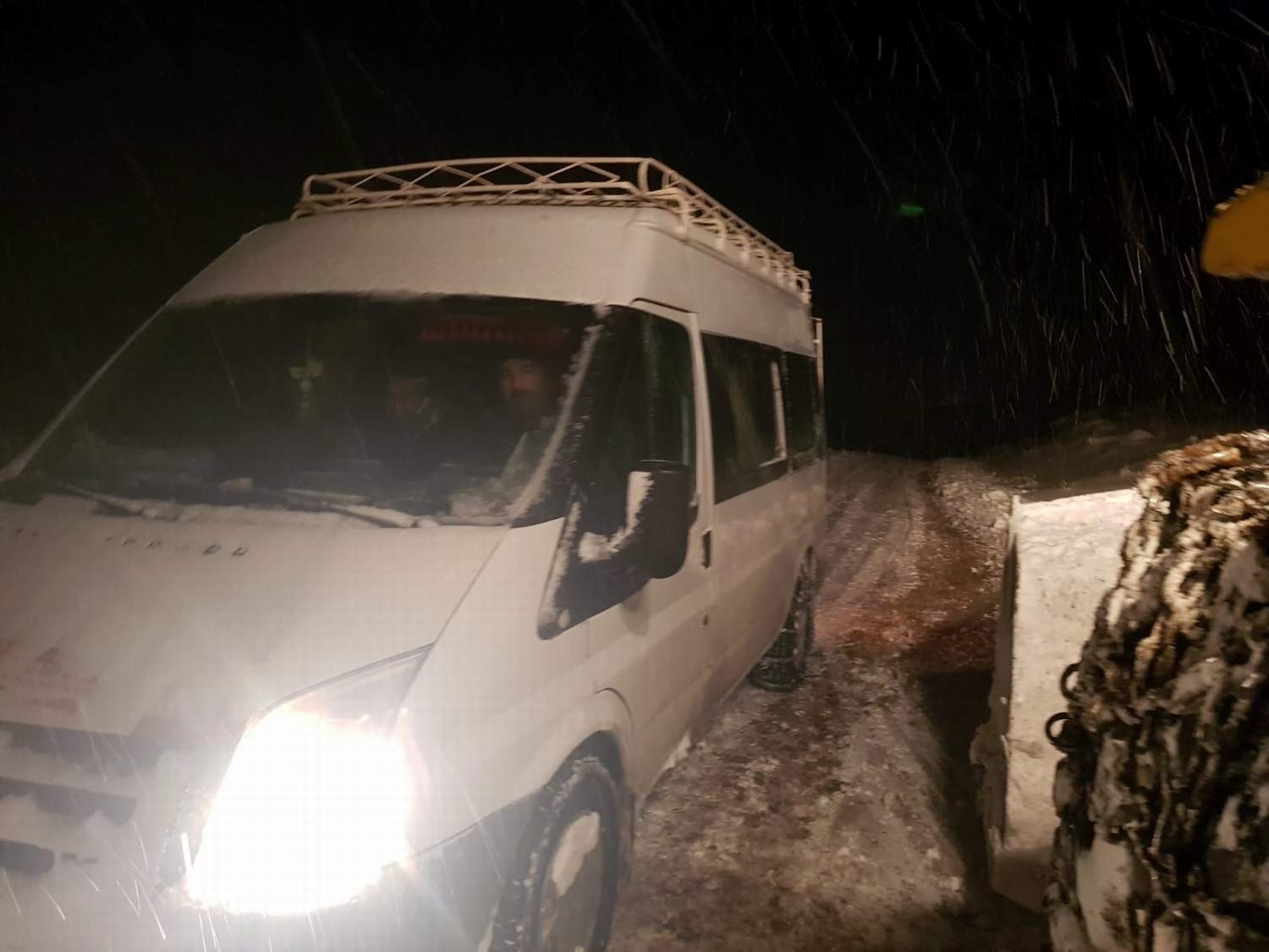 Siirt’te karda mahsur kalan 12 yolcu kurtarıldı