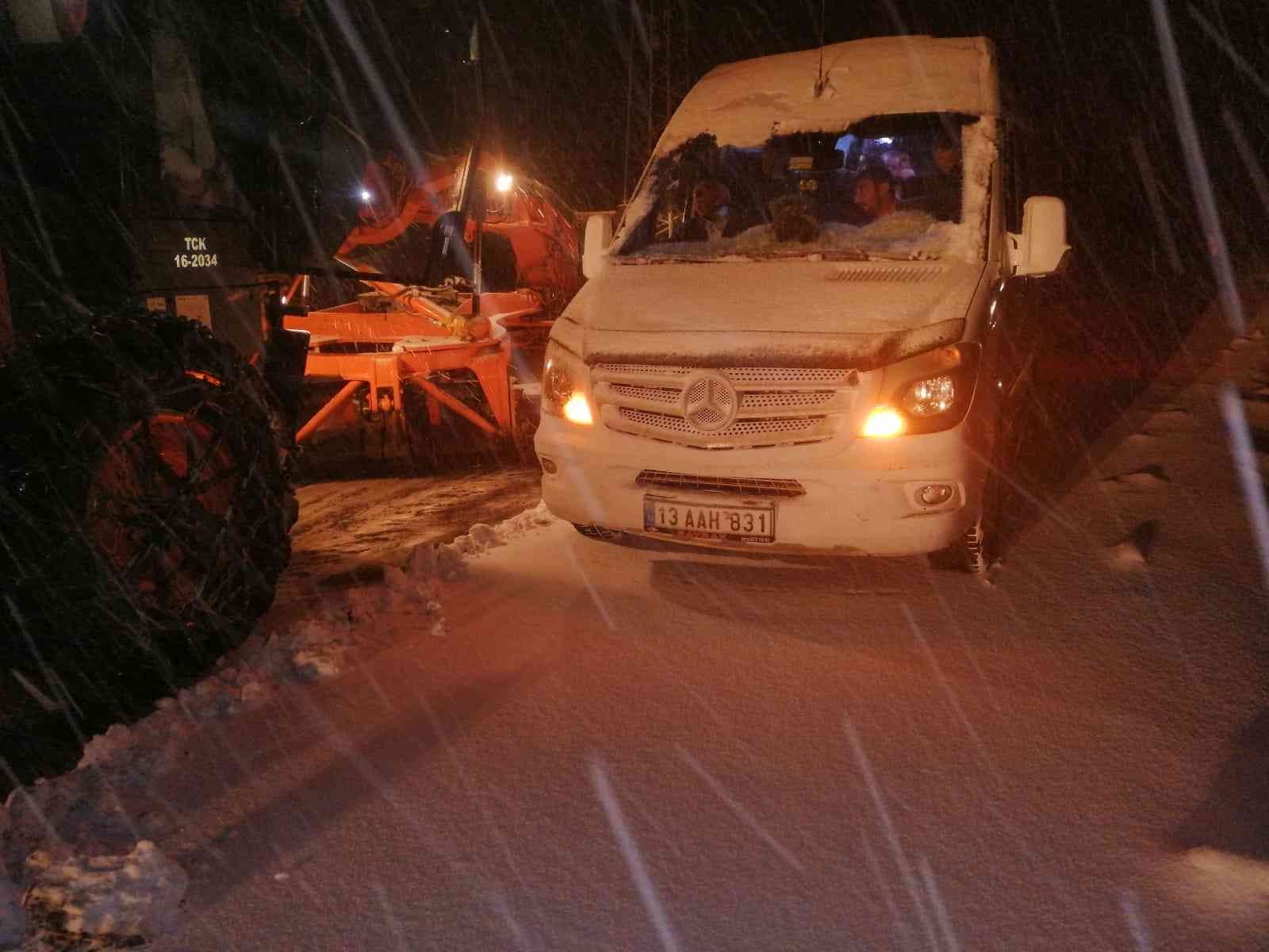 Siirt’te karda mahsur kalan ambulansı ekipler kurtardı