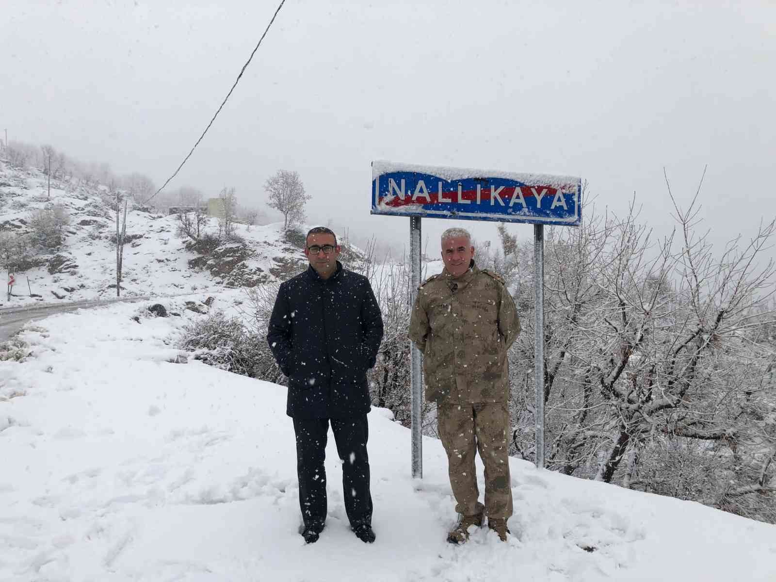 Şirvan’da kar kalınlığı 20 santimi buldu, kaymakam bin 575 rakamlı bölgeden sürücüleri uyardı
